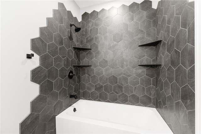 bathroom featuring tiled shower / bath combo