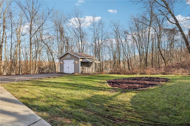 view of yard featuring a storage shed