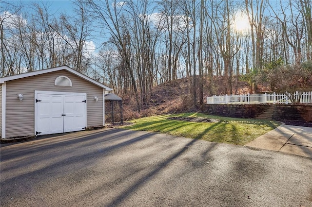 view of yard featuring a storage shed