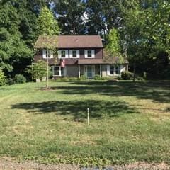 view of front facade featuring a front lawn