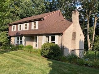 view of front facade with a front yard