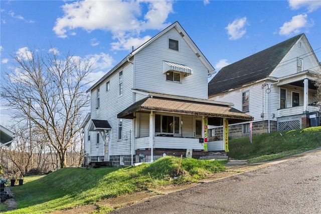 view of front facade featuring a porch and a front lawn