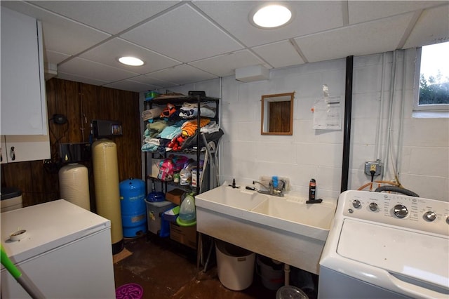 washroom featuring sink and washing machine and clothes dryer