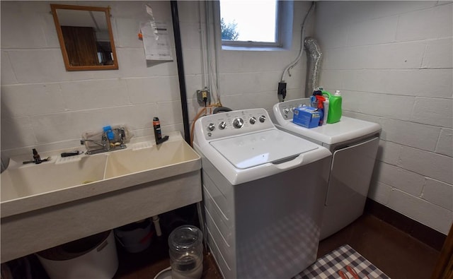 laundry room with washing machine and dryer