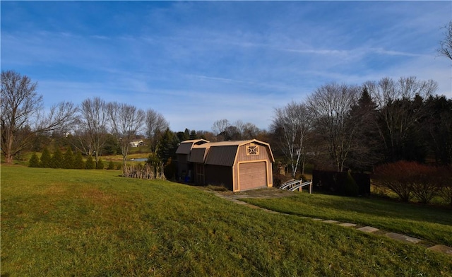 view of yard featuring an outdoor structure