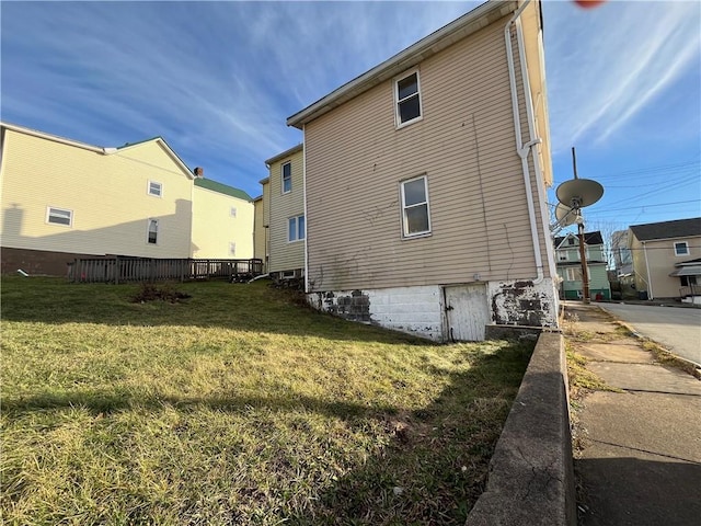 view of side of property featuring a lawn