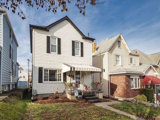 view of front of house featuring a front yard