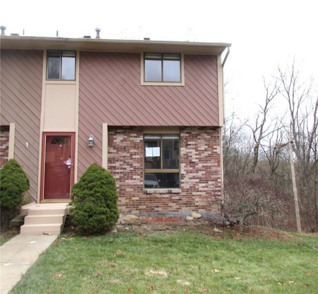 view of front of house with a front lawn