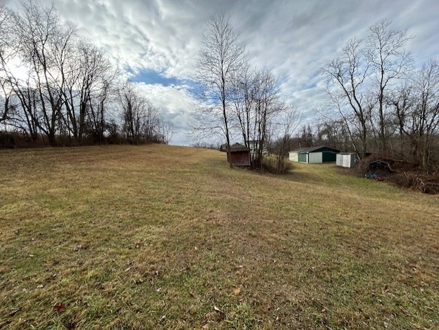 view of yard featuring a rural view