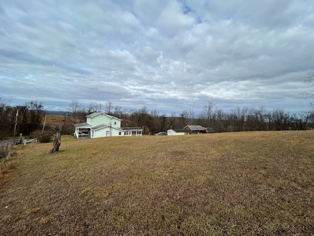 view of yard featuring a rural view