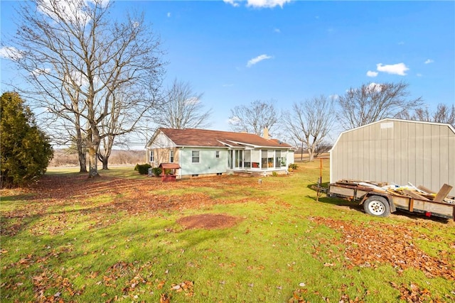 view of yard with an outbuilding