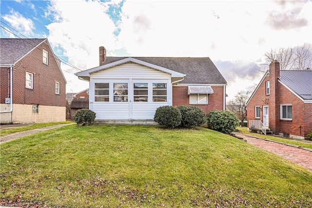 view of front facade with a front lawn