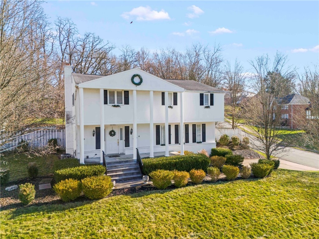 view of front of home featuring a front lawn