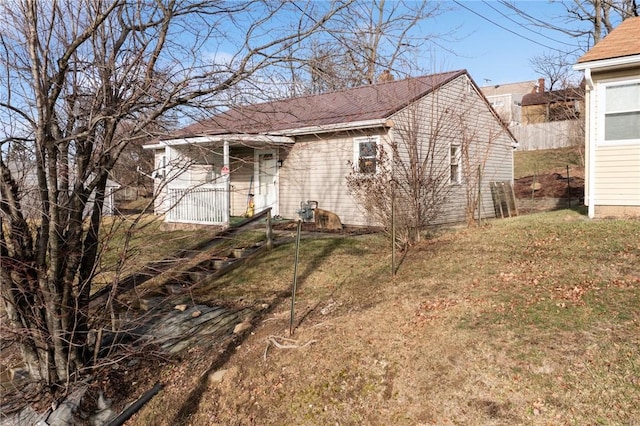 view of front of property with a front yard