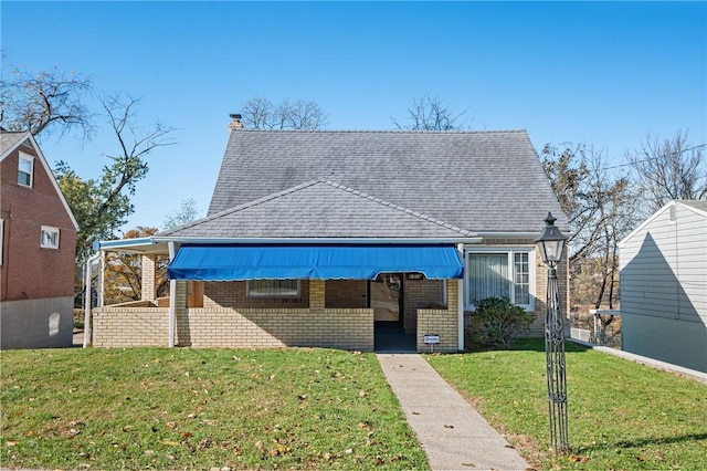 bungalow-style house featuring a front yard