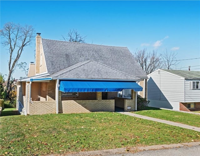 view of front facade featuring a front lawn