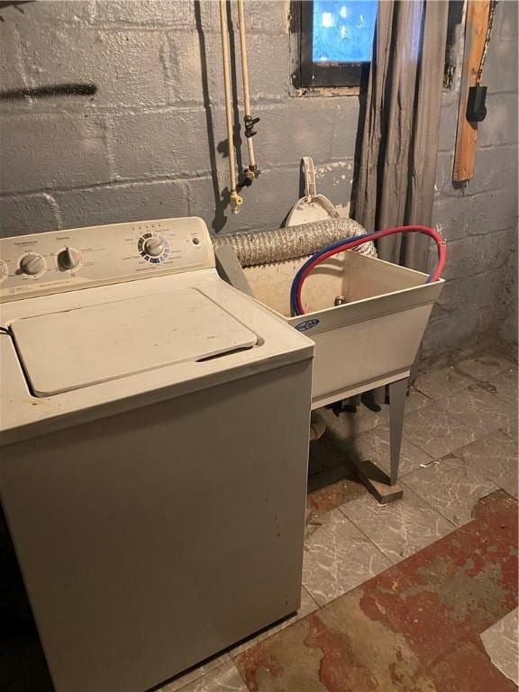 laundry area featuring washer / clothes dryer