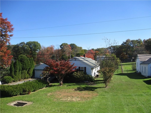 view of yard with an outdoor structure