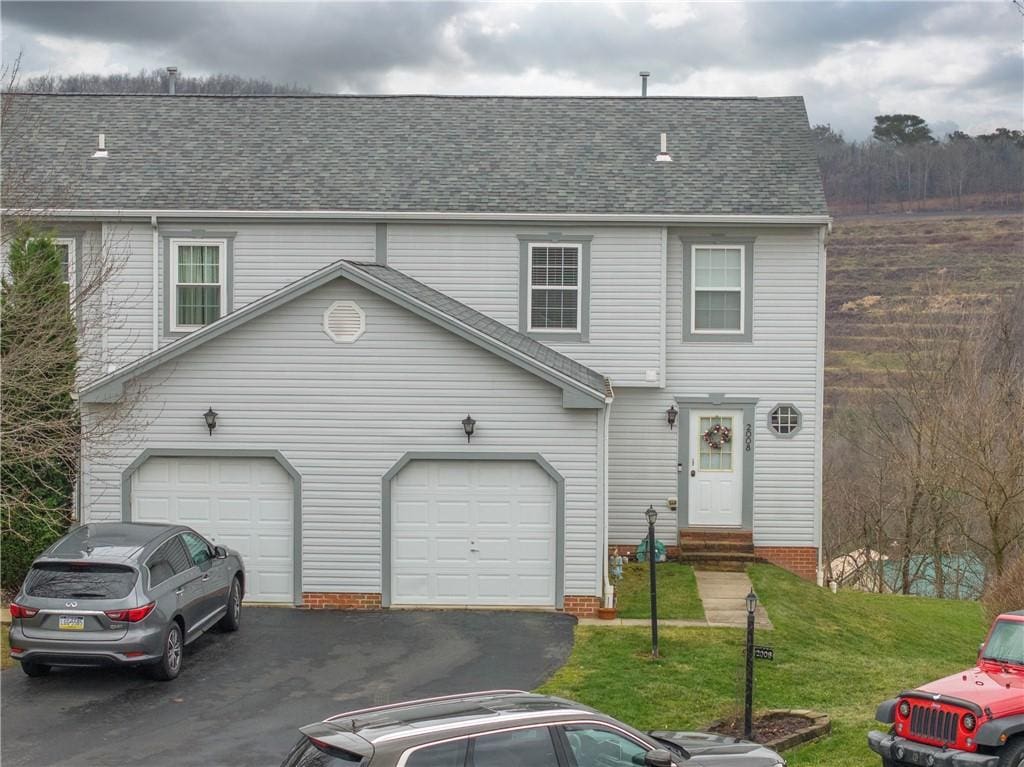 view of front of house featuring a front yard and a garage