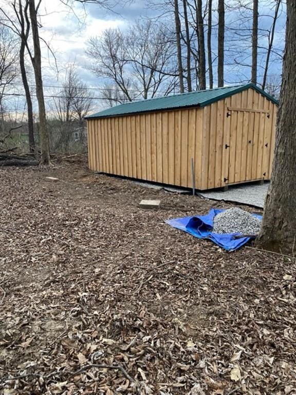 view of yard featuring an outbuilding