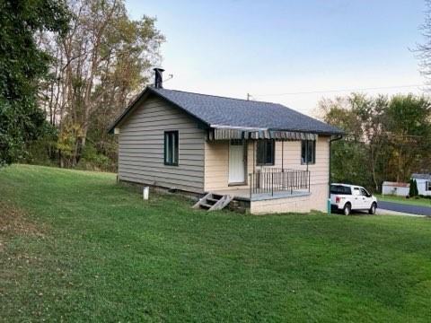 view of front of home with a front lawn