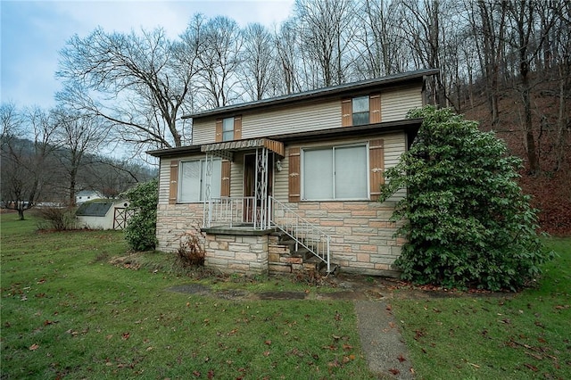 view of front of property featuring a front lawn