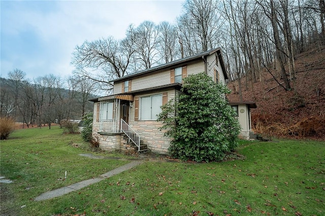 view of front facade featuring a front yard