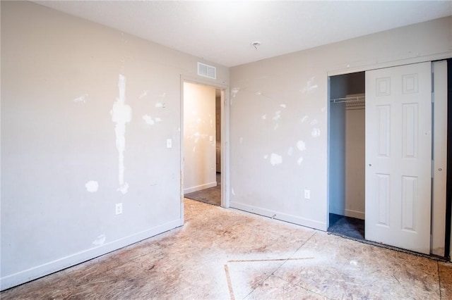 unfurnished bedroom featuring a closet