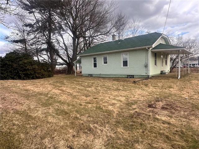 view of side of property featuring a lawn