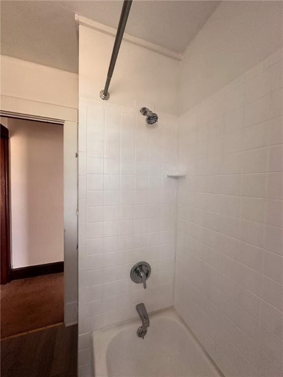 bathroom featuring tiled shower / bath combo