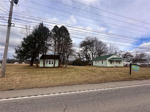 view of front of house with a front yard