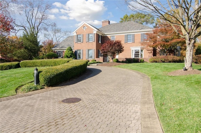 colonial home featuring a front yard