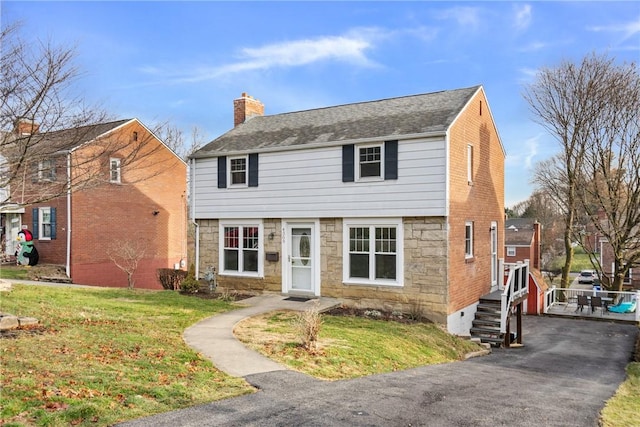 view of front facade with a front yard