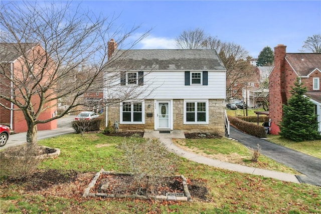 view of front facade with a front yard