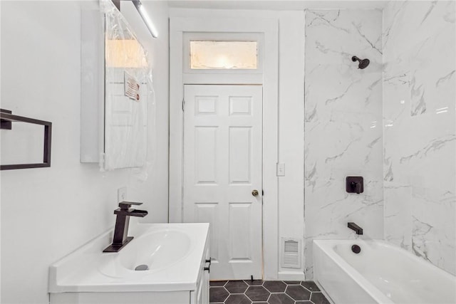 bathroom with vanity and tiled shower / bath