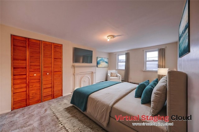 bedroom featuring carpet flooring and a closet