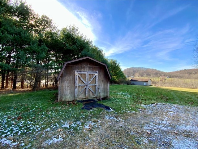 view of outdoor structure featuring a yard