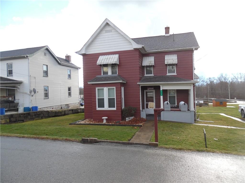 view of front facade featuring covered porch and a front lawn