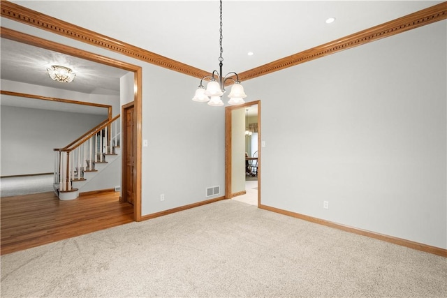 unfurnished room featuring carpet flooring, an inviting chandelier, and ornamental molding