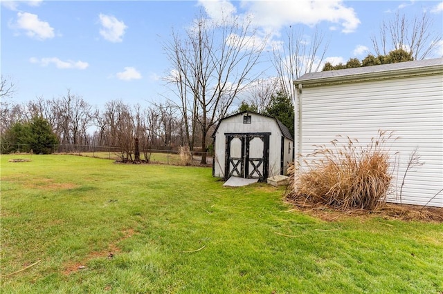 view of yard with a storage unit