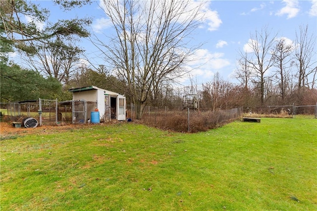 view of yard featuring an outbuilding