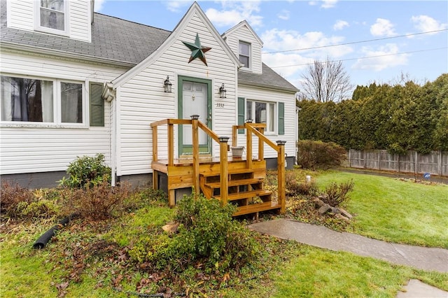 view of front facade featuring a front yard