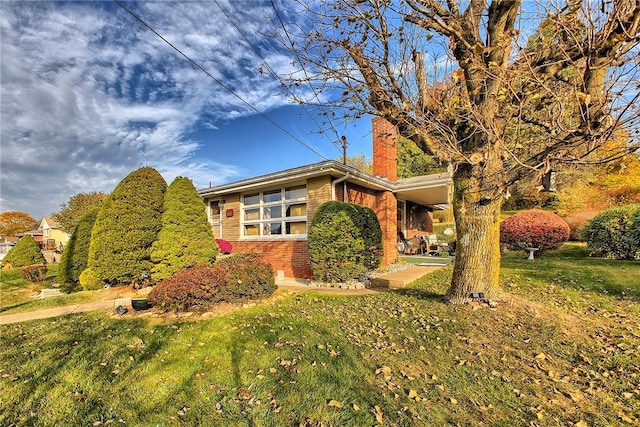 ranch-style home with a front yard