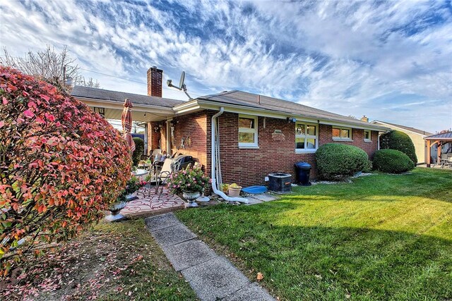 view of front of house featuring a front yard