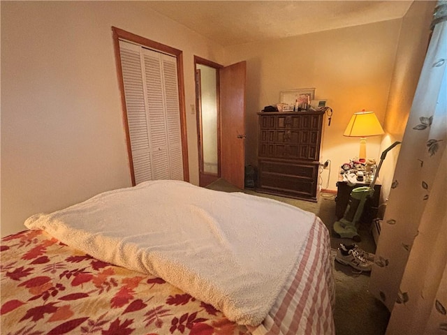 bedroom featuring carpet flooring and a closet