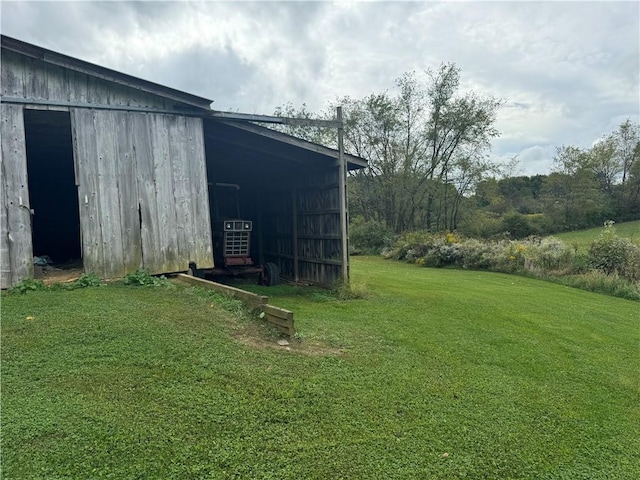 view of outdoor structure featuring a yard