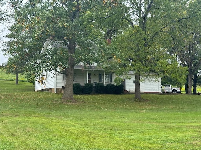 view of front facade featuring a front lawn