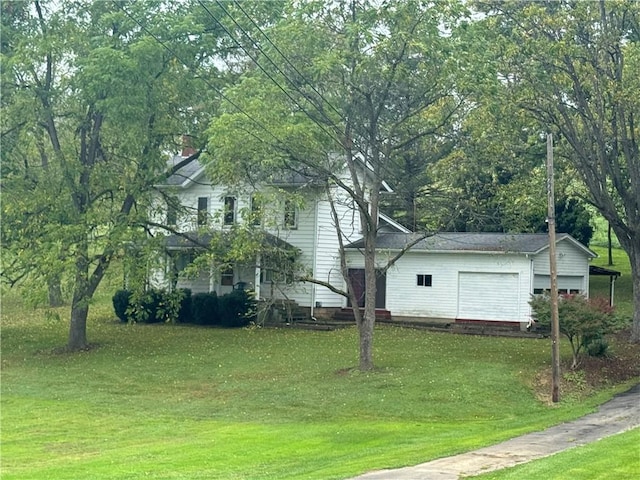 view of side of property featuring a lawn