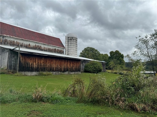 view of yard with an outdoor structure