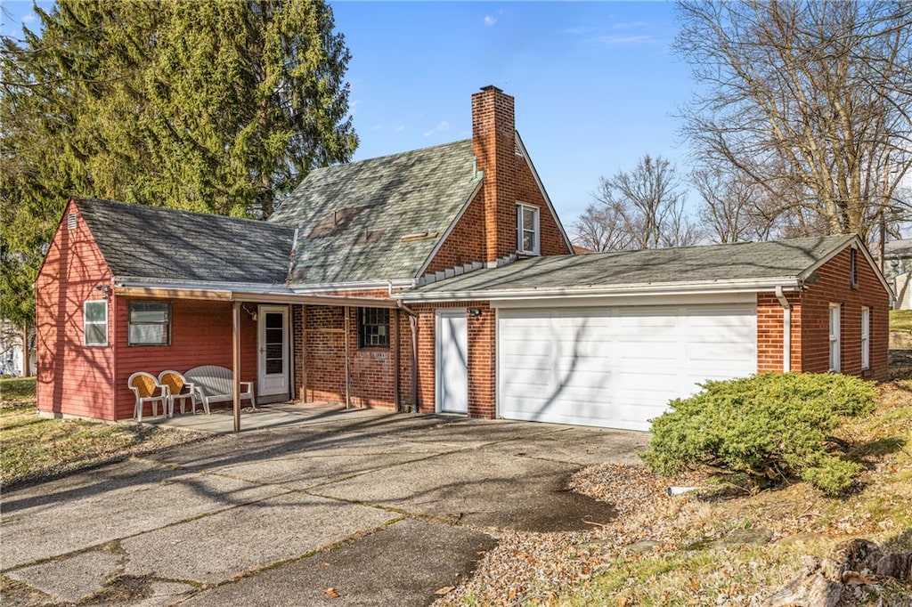 view of front of house featuring a garage